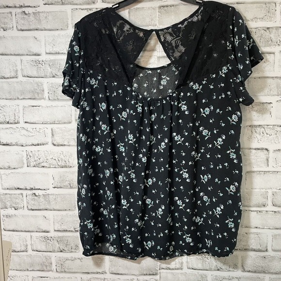 Torrid 100% Rayon Women’s Cap Sleeve Lace Cutout Top Black w/ Blue Flowers Sz 0 - Picture 6 of 10